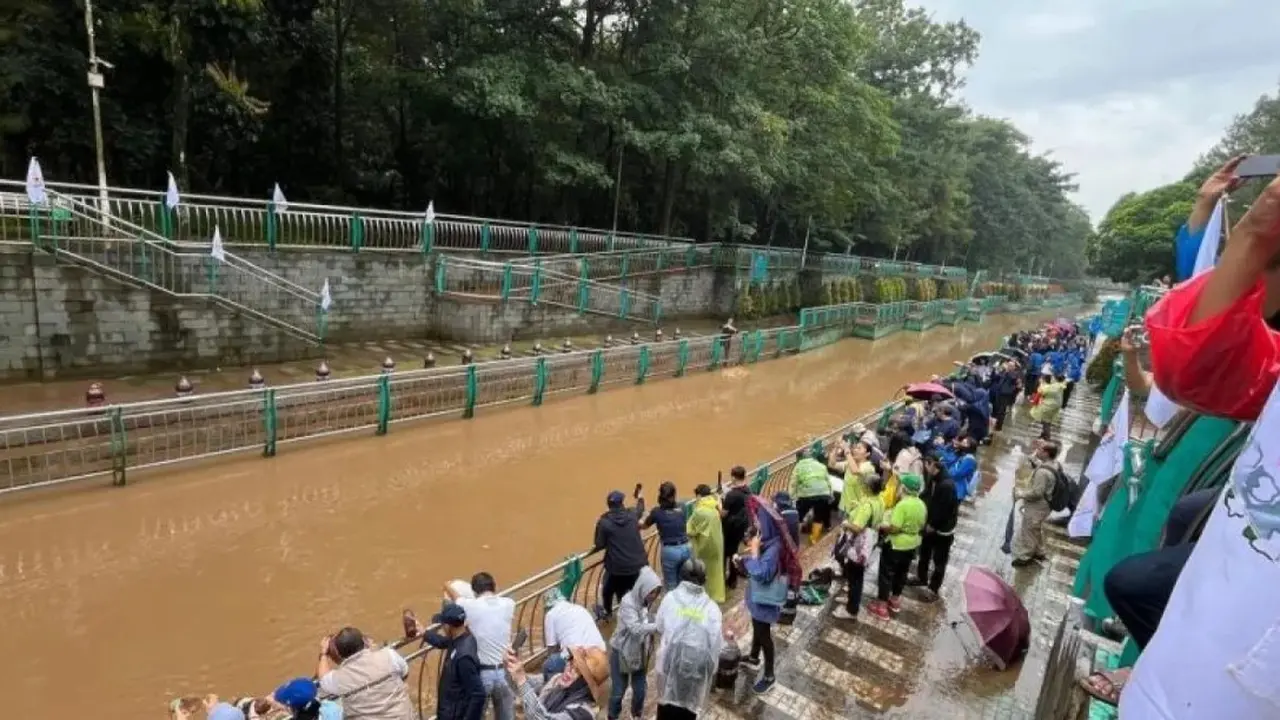 Penebaran 10 Ribu Ekoenzim di Sungai Jeletreng, Tangsel