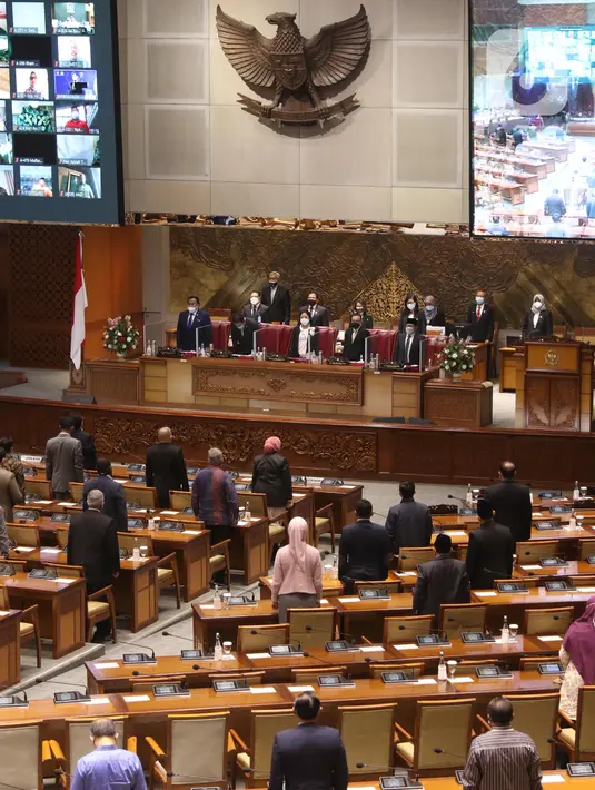 Ketua DPR Puan Maharani (tengah) bersama Wakil Ketua DPR Rahmad Gobel, Azis Syamsuddin, Sufmi Dasco Ahmad dan Muhaimin Iskandar memimpin Rapat Paripurna Pembukaan Masa Persidangan IV Tahun Sidang 2020-2021 di Kompleks Parlemen, Senayan, Jakarta, Senin (8/3/2021). (Liputan6.com/Angga Yuniar)