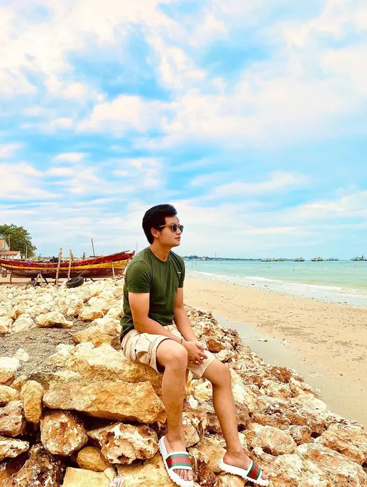 "Tahun baru gua planning nggak ke mana-mana ya karena sesuai peraturan pemerintah juga, ada jam yang diberlakukan juga jadi di rumah aja," ucap Randy Martin seperti melansir Kapanlagi.com. (Instagram/randymartinnn)