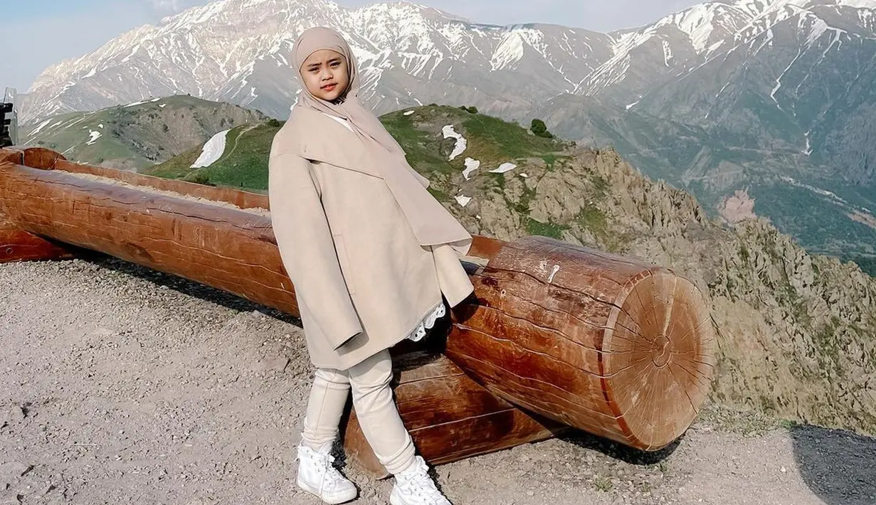 Liburan bareng keluarga ke Uzbekistan, penampilan Oki Setiana Dewi dan sang putri begitu kompak banget.  [Foto: IG/okisetianadewi].