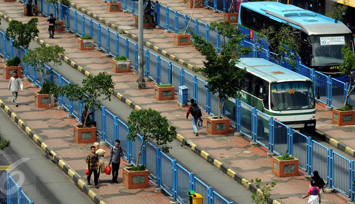 Bus Metromini nomor 57 melintas di Terminal Bus Blok M Jakarta, Senin (21/12/2015). Meski diwarnai isu pemogokan namun sebagian pengemudi metromini memilih tetap beroperasi. (Liputan6.com/Helmi Fithriansyah)