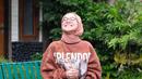 Lesti saat berpose mengenakan sweater oversize berwarna coklat sambil tersenyum lebar. Laporan yang diterima Polres Metro Jakarta Selatan saat ini sudah memasuki tahap penyidikan. (Instagram/@lestykejora)