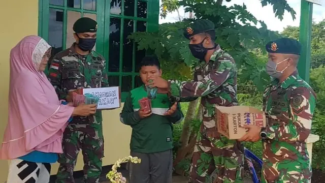 Prajurit TNI Yonif 411 Kostrad Bagikan Takjil di Tapal Batas