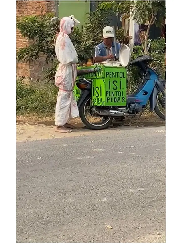 Tak Jadi Seram, Momen Pocong Terekam Lagi Jajan Pentol di Siang Hari Ini Kocak