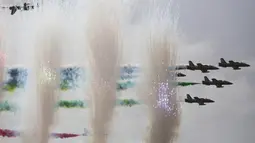 Pesawat tempur UEA melakukan atraksi saat Pameran Pertahanan Internasional (IDEX) di Abu Dhabi, Minggu (19/2). Indonesia mengirim tiga perusahaan di IDEX 2017 yakni PT Dirgantara Indonesia, PT Pal Indonesia dan PT Pindad. (AP PHOTO/ Jon Gambrell)