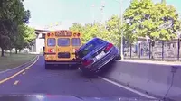 Gagal Salip Bus, BMW Malah Nyangkut di Median Jalan