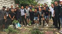 Pesepak bola Indonesia berkumpul di makam Choirul Huda sebelum pertandingan amal. (Istimewa)