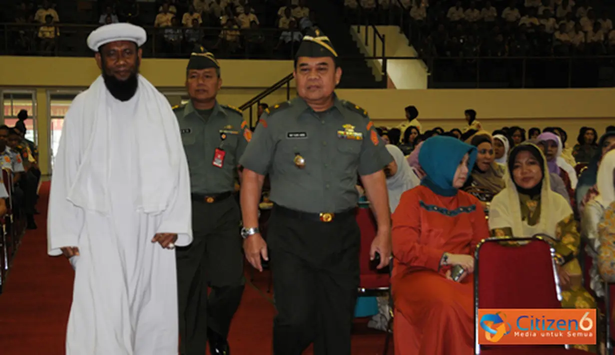 Citizen6, Jakarta: Irjen TNI, Letjen TNI Geerhan Lantara, Prajurit, PNS di lingkungan Mabes TNI serta Ibu-ibu IKKT Pragati Wira Anggini, hadiri peringatan Nuzulul Qur’an di GOR A.Yani Mabes TNI Cilangkap, Jakarta, Senin (13/8). (Pengirim: Badarudin Bakri)