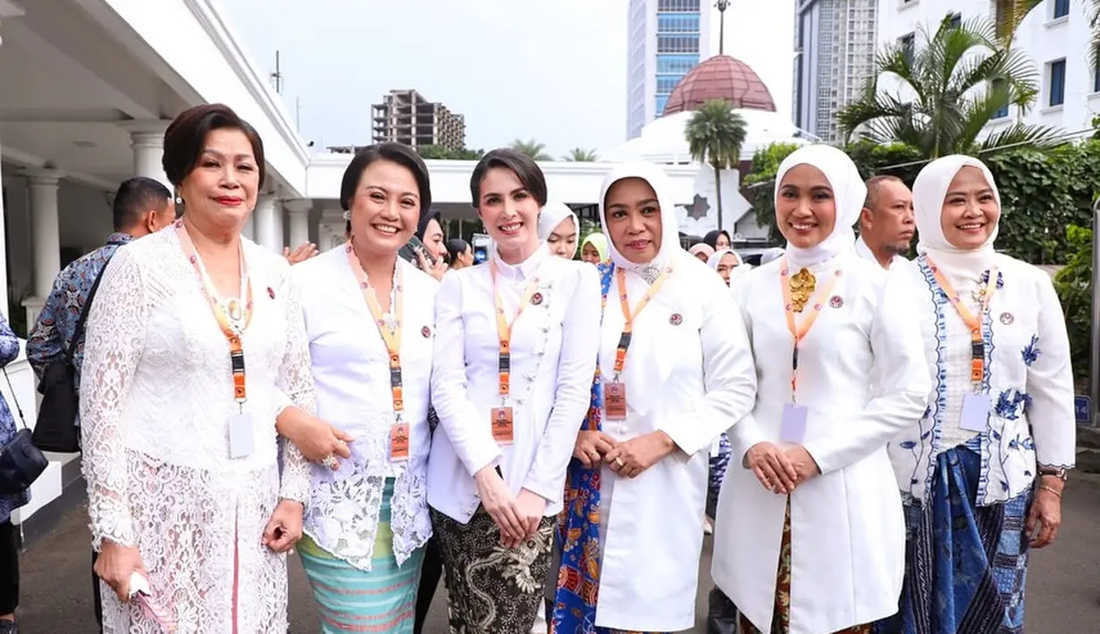 Istri Emil Dardak itu tampil cantik dengan rambut disanggul rapi yang ditata dengan poni miring [@arumibachsin_94]