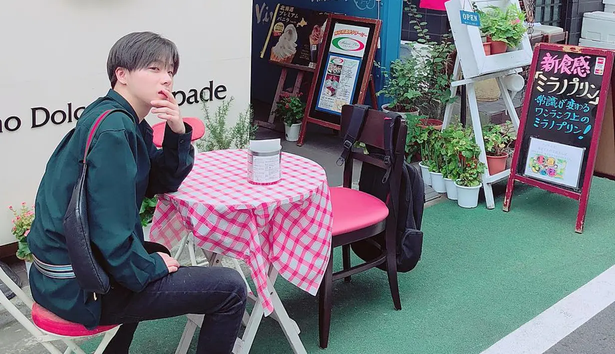 Tak hanya dikenal sebagai boyfriend material, Jinhwan semakin bikin jatuh hati dengan sikapnya yang sopan.Cowok berusia 28 tahun ini juga pandai merawat member lain seperti adiknya sendiri. Tak jarang, ia juga bertanggung jawab atas grup. Tidak heran jika kepribadiannya bikin penggemar kesengsem. (Liputan6.com/IG/@gnani_____)