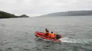 Tim penyelamat mencari korban hilang KM Sinar Bangun yang tenggelam di Danau Toba, Sumatera Utara, Selasa (19/6). Pencarian korban hilang sempat dihentikan akibat cuaca buruk. (AP Photo/Lazuardy Fahmi)