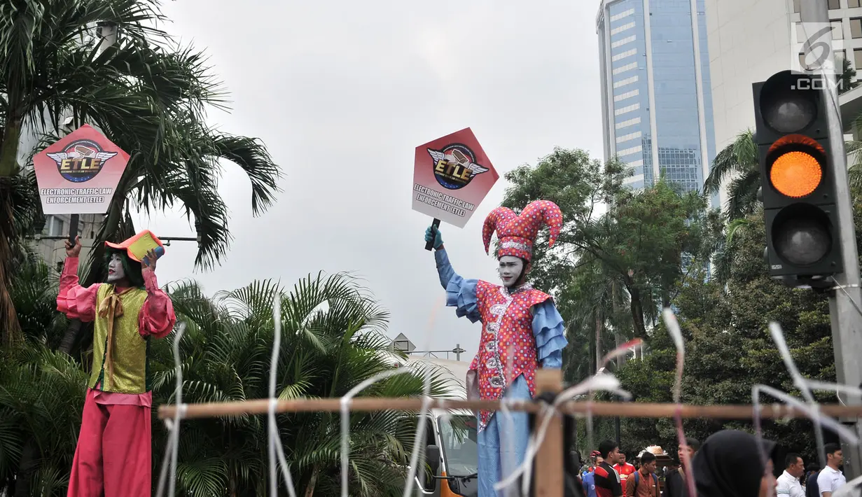 Badut menyosialisasikan sistem tilang Electronic Traffic Law Enforcement (ETLE) kepada pengunjung car free day (CFD) di Bundaran HI, Jakarta, Minggu (25/11). Sistem tilang ETLE menggunakan CCTV berteknologi canggih. (Merdeka.com/Iqbal Nugroho)