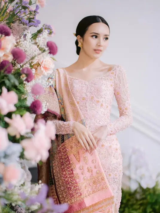 Tak hanya kebaya dan wastra super cantik yang dikenakannya membuat Beby Tsabina semakin menonjol, tapi detail makeup flawlessnya juga menarik untuk disimak. [Foto: Instagram/bebytsabina]
