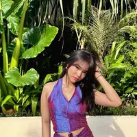 Fuji An Kenakan One Set Backless Shimmer. [@fuji_an]