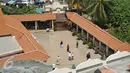 Suasana Masjid Luar Batang di daerah Pasar Ikan, Jakarta Utara, (1/4). Di masjid ini terdapat makam seorang ulama bernama Al Habib Husein bin Abubakar bin Abdillah Al 'Aydrus yang meninggal pada tanggal 24 Juni 1756. (Liputan6.com/Gempur M Surya)