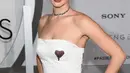 Aktris cantik Jennifer Lawrence berpose saat menghadiri penayangan perdana film terbarunya, "Passengers" di Los Angeles, California, AS, (14/12). Jennifer Lawrence akan berperan sebagai Aurora Dunn. (AFP Photo/Valerie Macon)