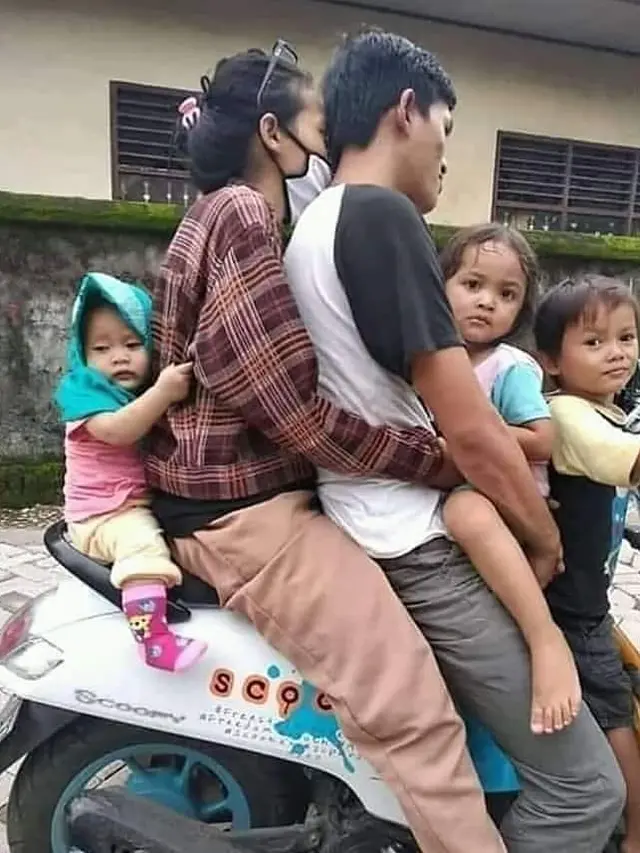5 Potret Nyeleneh Orangtua Saat Membonceng Anak, Bikin Geleng Kepala