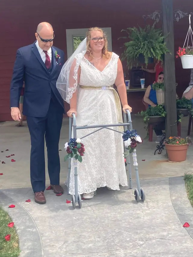 Momen Haru Perempuan yang Hampir 4 Tahun Lumpuh Bisa Jalan di Pernikahannya