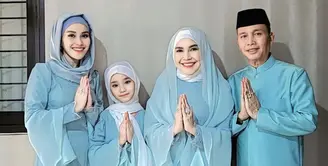 Dilebaran pertama Ayu Ting-Ting tampil mengenakan busana warna baby blue. Dengan desain tunik berbordir putih dipadukan rok model mermaid. Credit: Instagram (@ayutingting92)