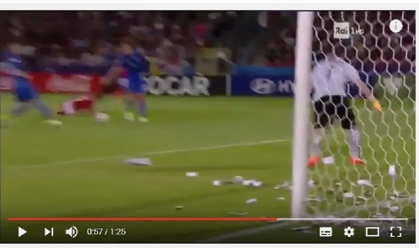 Kiper AC Milan Gianluigi Donnarumma saat dilempari uang palsu. (Youtube)
