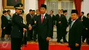 Presiden Joko Widodo bersama dengan Wakil Preside Jusuf Kalla memberikan uacapan selamat kepada Kasau Baru Marsekal Madya Hadi Tjahjanto usai di lantik di Istana, Jakarta, Rabu (18/1). (Liputan6.com/Angga Yuniar)