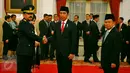 Presiden Joko Widodo bersama dengan Wakil Preside Jusuf Kalla memberikan uacapan selamat kepada Kasau Baru Marsekal Madya Hadi Tjahjanto usai di lantik di Istana, Jakarta, Rabu (18/1). (Liputan6.com/Angga Yuniar)