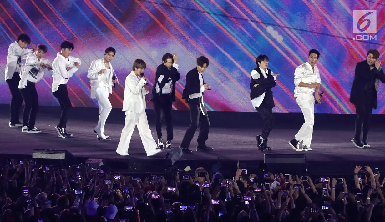 Boy band Korea Selatan, Super Junior tampil pada upacara penutupan Asian Games 2018 di Stadion Gelora Bung Karno, Jakarta, Minggu (2/9). Mereka membawakan lagu Sorry Sorry, Mr. Simple, dan Bonamana. (Liputan6.com/Helmi Fithriansyah)