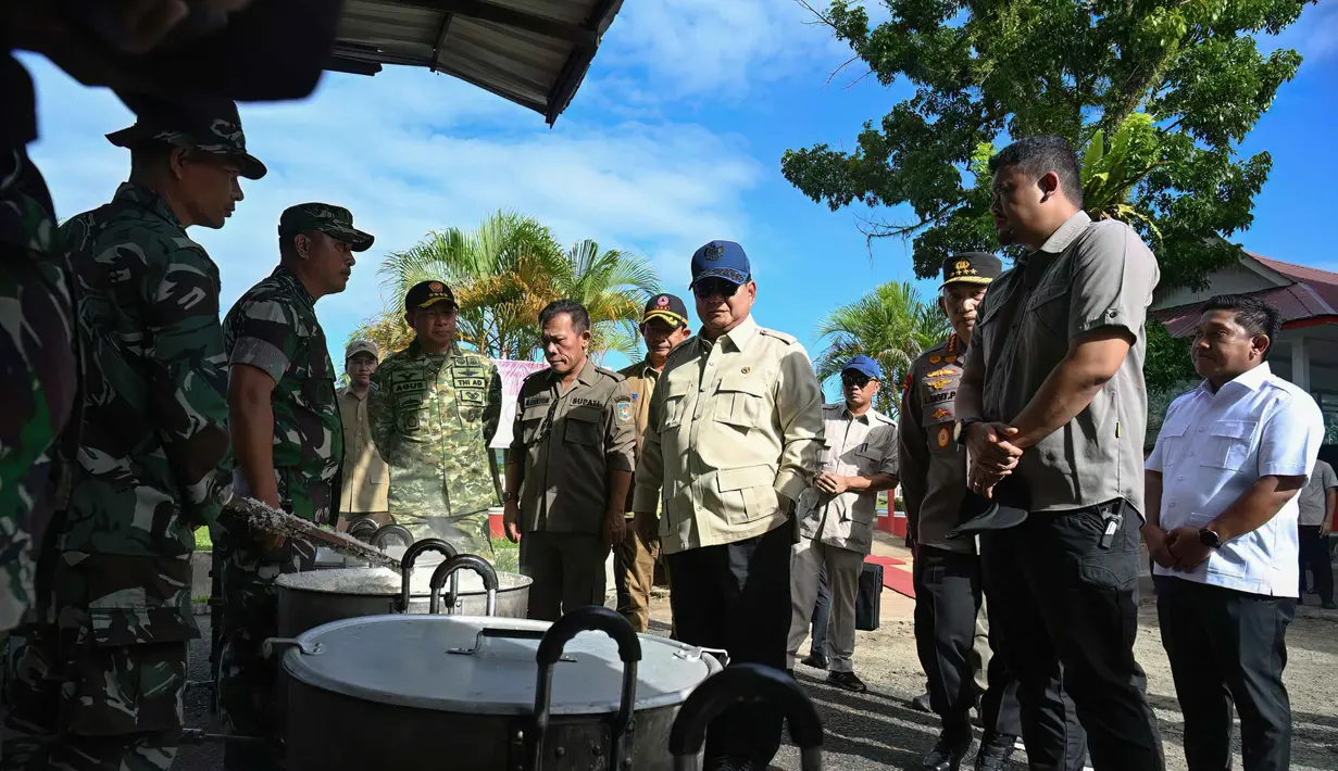 Presiden Prabowo Subianto memastikan bahwa langkah darurat telah dilakukan dengan baik dan distribusi bantuan telah menjangkau seluruh masyarakat terdampak. Presiden menekankan agar seluruh proses penanganan bencana dilakukan secara cepat, tepat, dan menyeluruh. Tampak dalam foto, Presiden Republik Indonesia, Prabowo Subianto (tengah), meninjau operasional dapur umum yang menyiapkan makanan bagi para penyintas banjir bandang di posko pengungsian di Pandan, Tapanuli Tengah, Provinsi Sumatera Utara, pada 1 Desember 2025. (YT Hariono/AFP)
