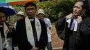 Sejumlah pendeta bersiap melaksanakan ibadah peringati hari Paskah di depan Istana Negara, Jakarta, Minggu (27/3). Mereka meminta pemerintah untuk memberikan solusi bagi permasalahan tempat ibadah mereka. (Liputan6.com/Faizal Fanani)