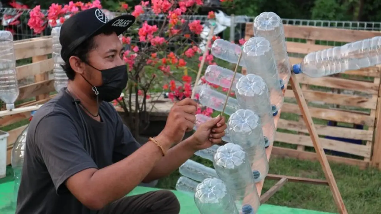 Seniman Cirebon Mengubah Sampah Botol Plastik Jadi Bernada