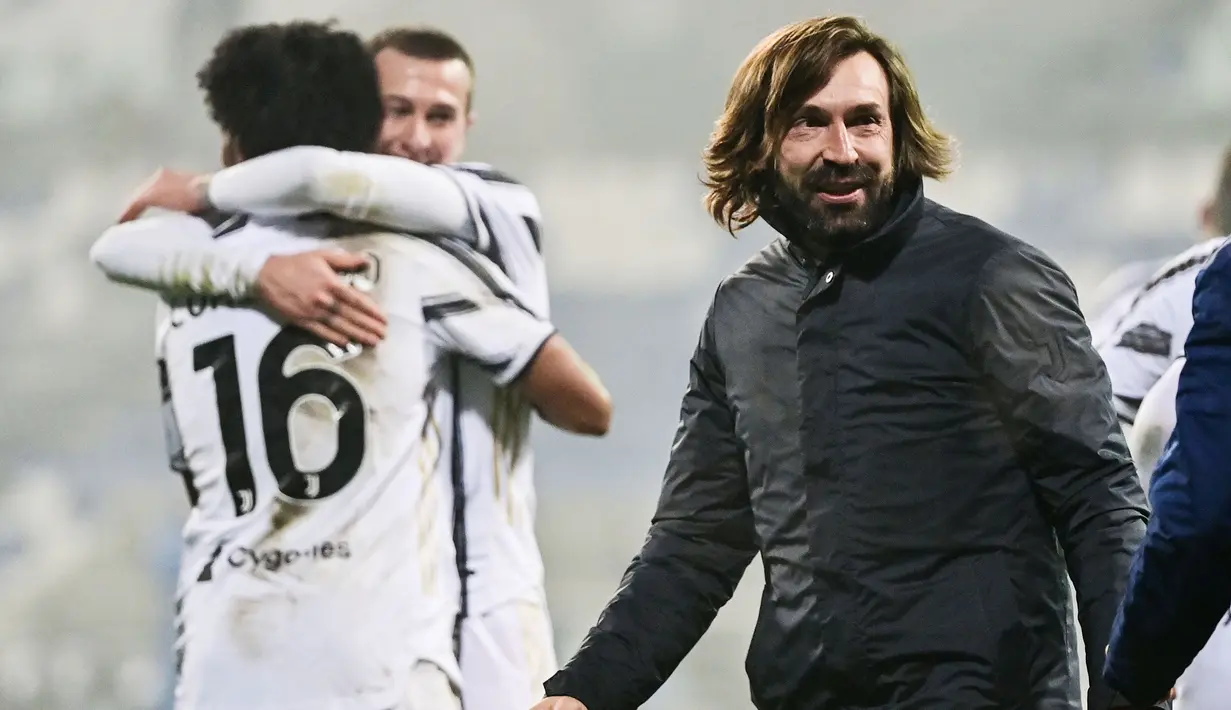 Pelatih Juventus, Andrea Pirlo, tampak bahagia usai menjuarai Piala Super Italia di Stadion Mapei, Rabu (20/1/2021). Juventus menang dengan skor 2-0 atas Napoli. (AFP/Miguel Medina)