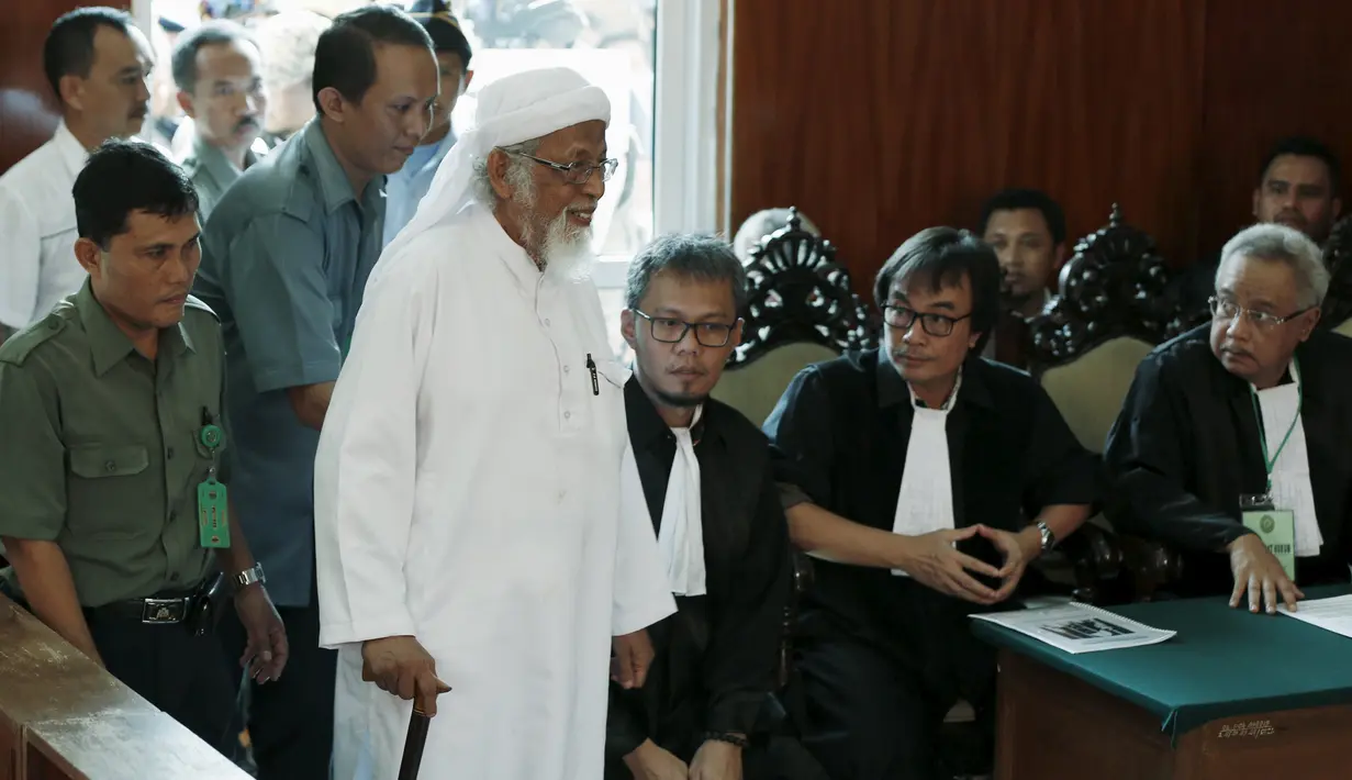 Terpidana kasus terorisme Abu Bakar Baasyir saat memasuki ruang sidang PN Cilacap, Jawa Tengah, Selasa (12/1). Sejak 5 Oktober 2012, Ba'asyir menempati sel di LP Batu, Pulau Nusakambangan. (REUTERS/Darren Whiteside)