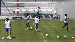Para pemain Bayern Muenchen saat menggelar sesi latihan Senin (6/4/2020). Pemuncak klasemen sementara liga Jerman ini berlatih bersama untuk pertamakalinya sejak Bundesliga dihentikan pada 13 Maret karena virus corona. (AFP/Christof Stache)