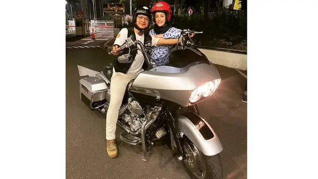 6 Momen Pasha Ungu Ajak Istri Riding Naik Motor Gede, Sangat Antusias