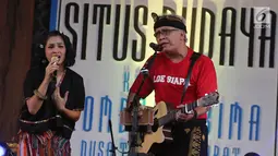 Andien saat berduet dengan Iwan Fals konser Situs Budaya: Nusa Tenggara Barat, Kerajaan Lombok & Bima di Panggung Kita, Depok Sabtu (3/3). Mereka membawakan lagu Seperti Matahari, Asmara dan Pancaroba dan  Barang Antik. (Liputan6.com/Arya Manggala) 