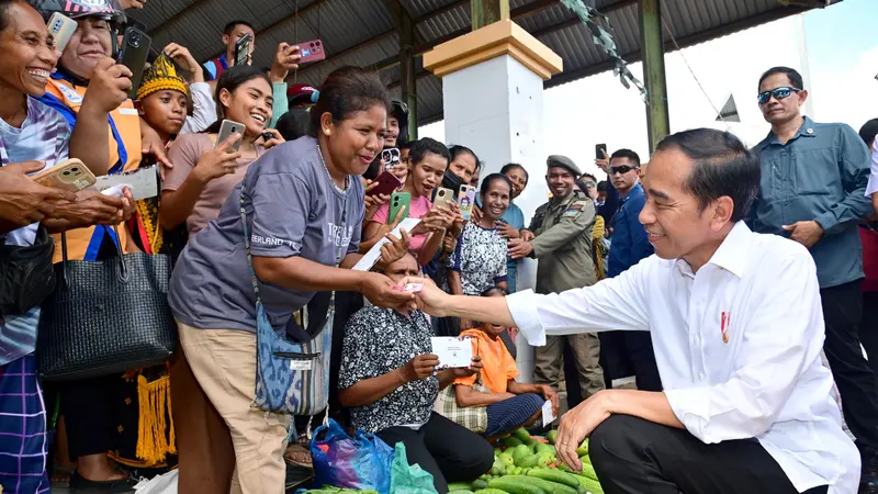 Presiden Joko Widodo atau Jokowi mengunjungi Pasar Danga, Kabupaten Nagekeo, Provinsi Nusa Tenggara Timur (NTT), Selasa, (5/12/2023).
