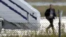 Pria yang diduga pelaku pembajakan EgyptAir turun dari pesawat di Bandara Lacarna, Siprus, Selasa (29/3). Pelaku yang diketahui bernama Seif Eldin Mustafa (27) menyerahkan diri dan membebaskan 5 sandera. (Reuters/Yiannis Kourtoglou)