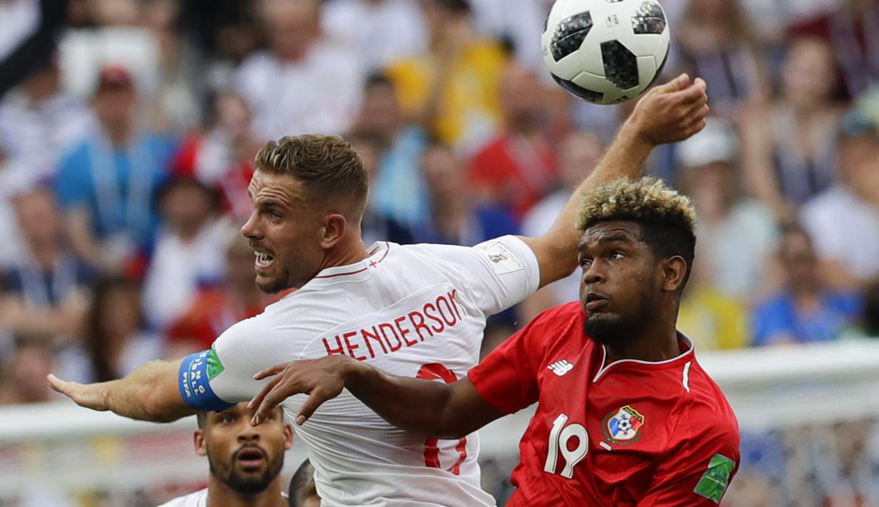 Gelandang Inggris, Jordan Henderson, duel udara dengan gelandang Panama, Alberto Quintero, pada laga grup G Piala Dunia di Stadion Nizhny Novgorod, Nizhny Novgorod, Minggu (24/6/2018). Inggris menang 6-1 atas Panama. (AP/Victor Caivano)