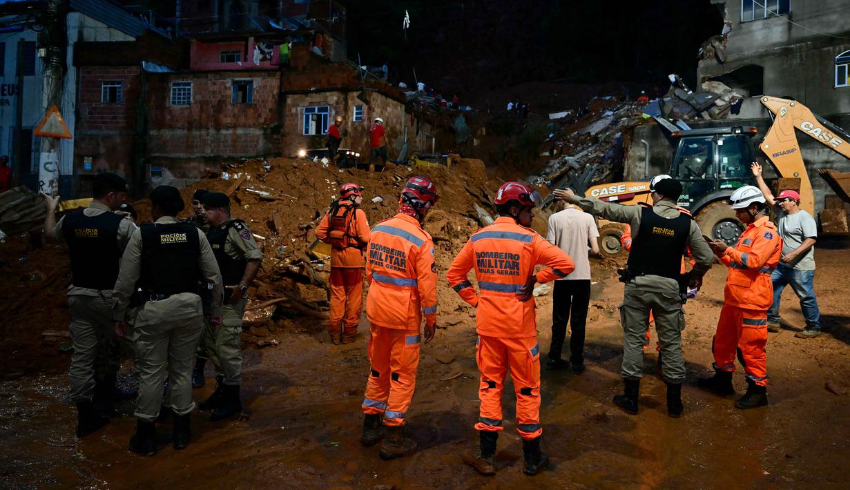 Hingga Selasa 24 Februari 2026, tim pencari dan penyelamat gabungan terus menyisir tumpukan puing untuk mencari korban yang tertimbun. Tampak dalam foto, tim penyelamat mencari korban di tengah reruntuhan setelah tanah longsor akibat hujan lebat di lingkungan Barrio Parque Jardim Burnier, Juiz de Fora, Negara Bagian Minas Gerais, Brasil, pada 24 Februari 2026. (Pablo PORCIUNCULA/AFP)