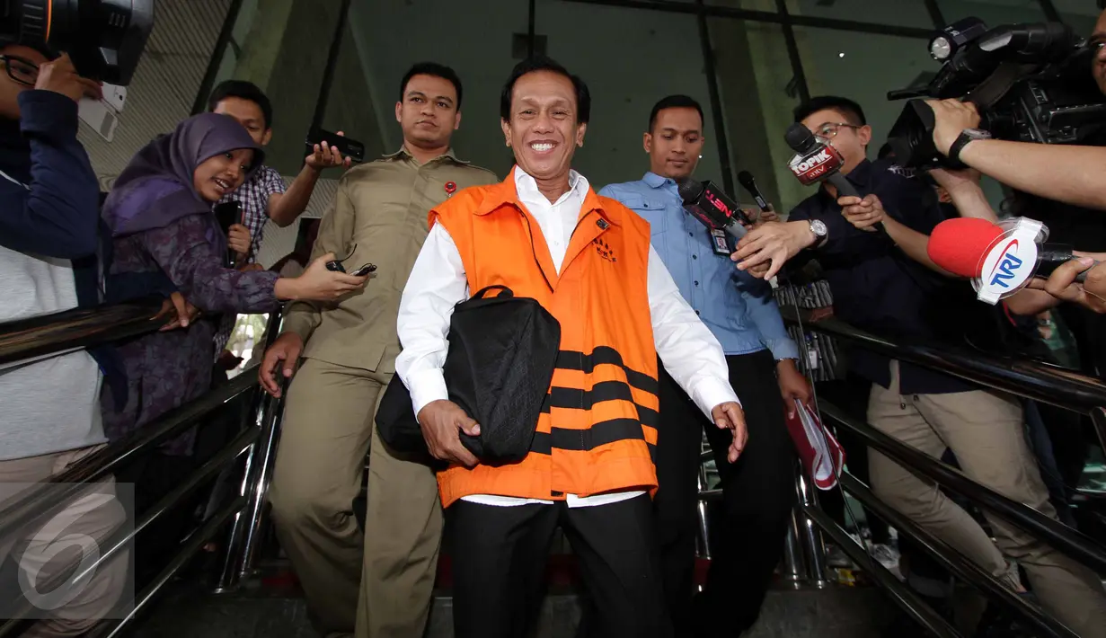 Mantan Bupati Tanah Laut, Adriansyah meninggalkan Gedung KPK, Jakarta, Kamis (6/8). Anggota Komisi IV DPR dari F-PDIP itu diperiksa dalam dugaan kasus suap terkait perizinan tambang batubara di Tanah Laut, Kalimantan Selatan. (Liputan6.com/Helmi Afandi)