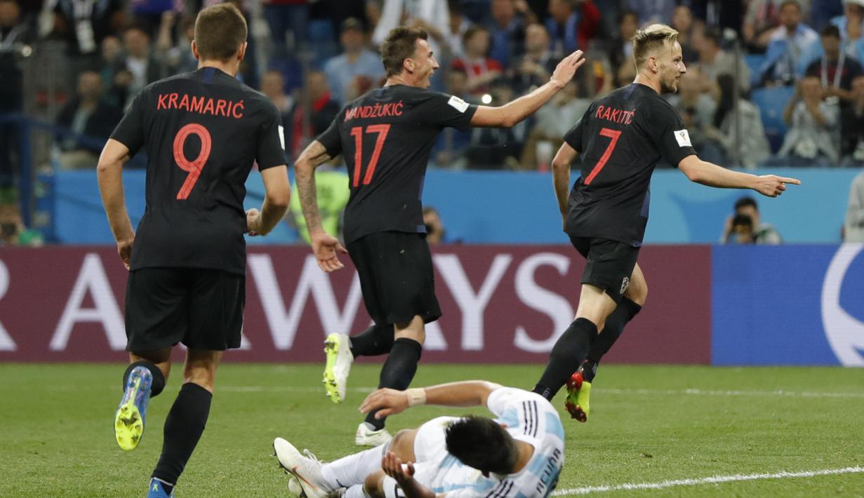 Para pemain Kroasia merayakan gol yang dicetak Ivan Rakitic ke gawang Argentina pada laga grup D Piala Dunia di Stadion Nizhny Novgorod, Nizhny, Kamis (21/3/2018). Kroasia menang 3-0 atas Argentina. (AP/Ricardo Mazalan)