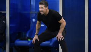 Pelatih Atletico Madrid asal Argentina, Diego Simeone, mengamati para pemainnya dari pinggir lapangan selama pertandingan Liga Spanyol antara Deportivo Alaves dan Club Atletico de Madrid di Stadion Mendizorroza, Vitoria, pada 30 Agustus 2025. (ANDER GILLENEA/AFP)