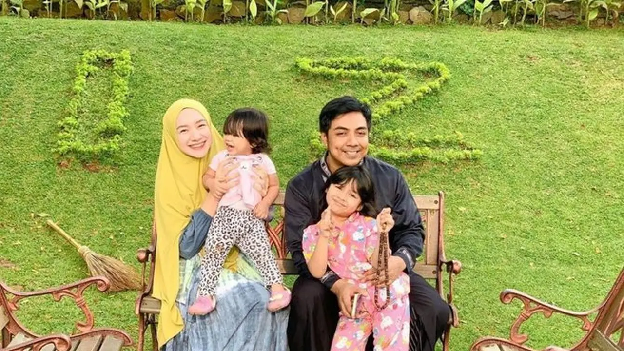 6 Potret Rumah Ustaz Riza dan Indri Giana, Sederhana dan Asri - Hot ...