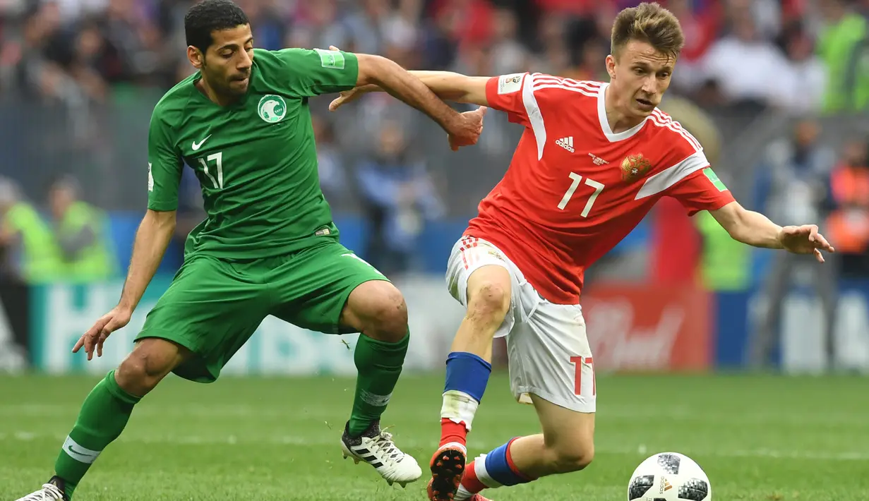 2. Aleksandr Golovin (Rusia) - Gelandang 22 tahun ini diberitakan Telegraph sedang mengikuti kursus bahasa Inggris. Manchester United bersaing dengan Arsenal dalam usaha mendatangkan pemain CSKA Moskow tersebut. (AFP/Francisco Leong)