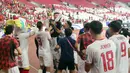 Kemenangan atas Arab Saudi langsung dirayakan pemain timnas Indonesia bersama para suporter dengan melakukan victory lap. (Liputan6.com/Herman Zakharia)