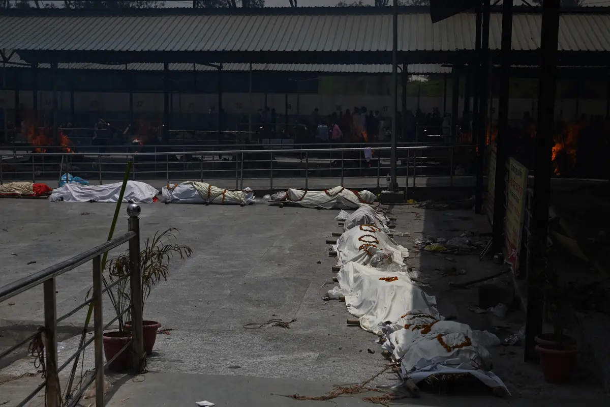 FOTO: Barisan Jasad Korban COVID-19 di India Antre untuk Dikremasi