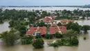 Hujan deras tanpa henti sejak awal pekan membuat aliran sungai di sejumlah wilayah Malaysia Utara meluap, hingga merendam beberapa kawasan permukiman. Tampak foto udara menunjukkan area permukiman yang terendam banjir di Kangar, negara bagian Perlis, Malaysia utara, pada Kamis 27 November 2025. (Mohd RASFAN/AFP)