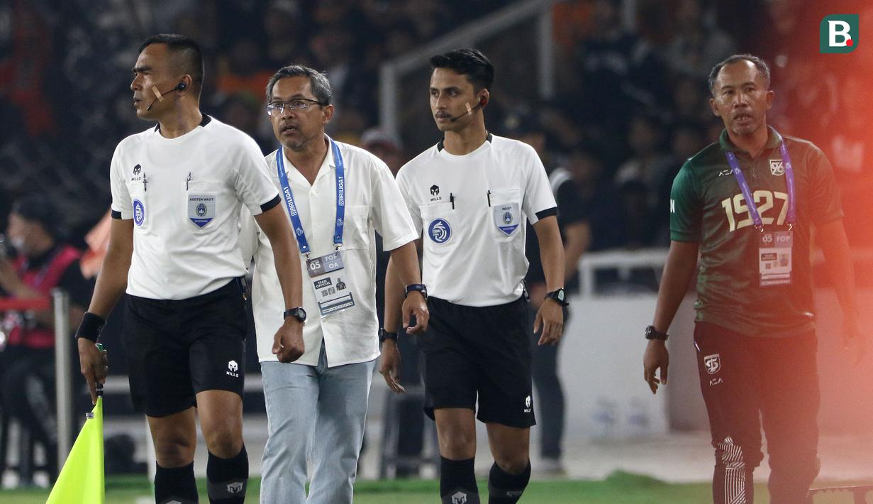 Selama kurang lebih dua menit pelatih Persebaya Surabaya, Aji Santoso, terus mengikuti pergerakan hakim garis dan melontarkan kekecewaannya. (Bola.com/Ikhwan Yanuar)