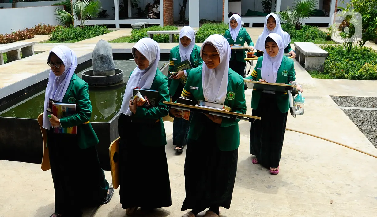 Santriwati penyandang tuna rungu bersiap menghafal Al-Qur'an di Pesantren Tahfiz Difabel di Jalan Manunggal Jaya, Lebak Bulus, Jakarta Selatan, Senin (24/10/2022). Pondok Pesantren yang merupakan salah satu program untuk disabilitas dan diinisiasi oleh Baznas (Bazis) Provinsi DKI Jakarta diperuntukkan untuk tuna rungu secara gratis dan baru berjalan 3 bulan saat ini menampung 9 santriwati. (merdeka.com/Arie Basuki)