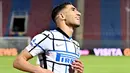Achraf Hakimi (Inter Milan) - Pemain yang diboyong Nerazzurri dari Real Madrid ini sukses menjadi andalan Antonio Conte. Wingback berbandrol 40 juta euro itu berkontribusi besar membawa Inter Milan Juara Serie A musim ini. (AFP/Giovanni Isolino)